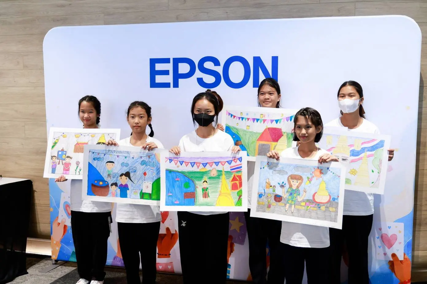เอปสัน (ประเทศไทย) สนับสนุนโครงการการ์ดนี้เพื่อน้อง ปีที่ 21 ของมูลนิธิสร้างเสริมไทย ด้วยงบ 100,000 บาท จัดกิจกรรมศิลปะให้เด็กและเยาวชน 130 คน